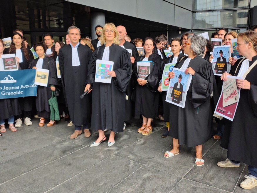 Avocats du barreau de Grenoble réunis en audience, en grève contre la réforme S.U.R.E., dans une salle d’audience pénale.
