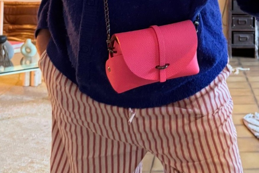 Un sac fabriqué en Isère apparaît dans la saison 5 de la série "Emily in Paris" !